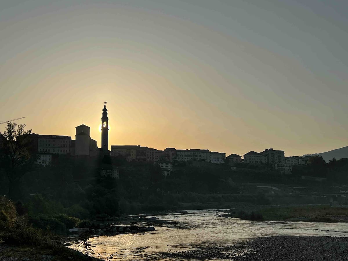 Vista panoramica di Belluno al tramonto con il Duomo e il fiume Piave
