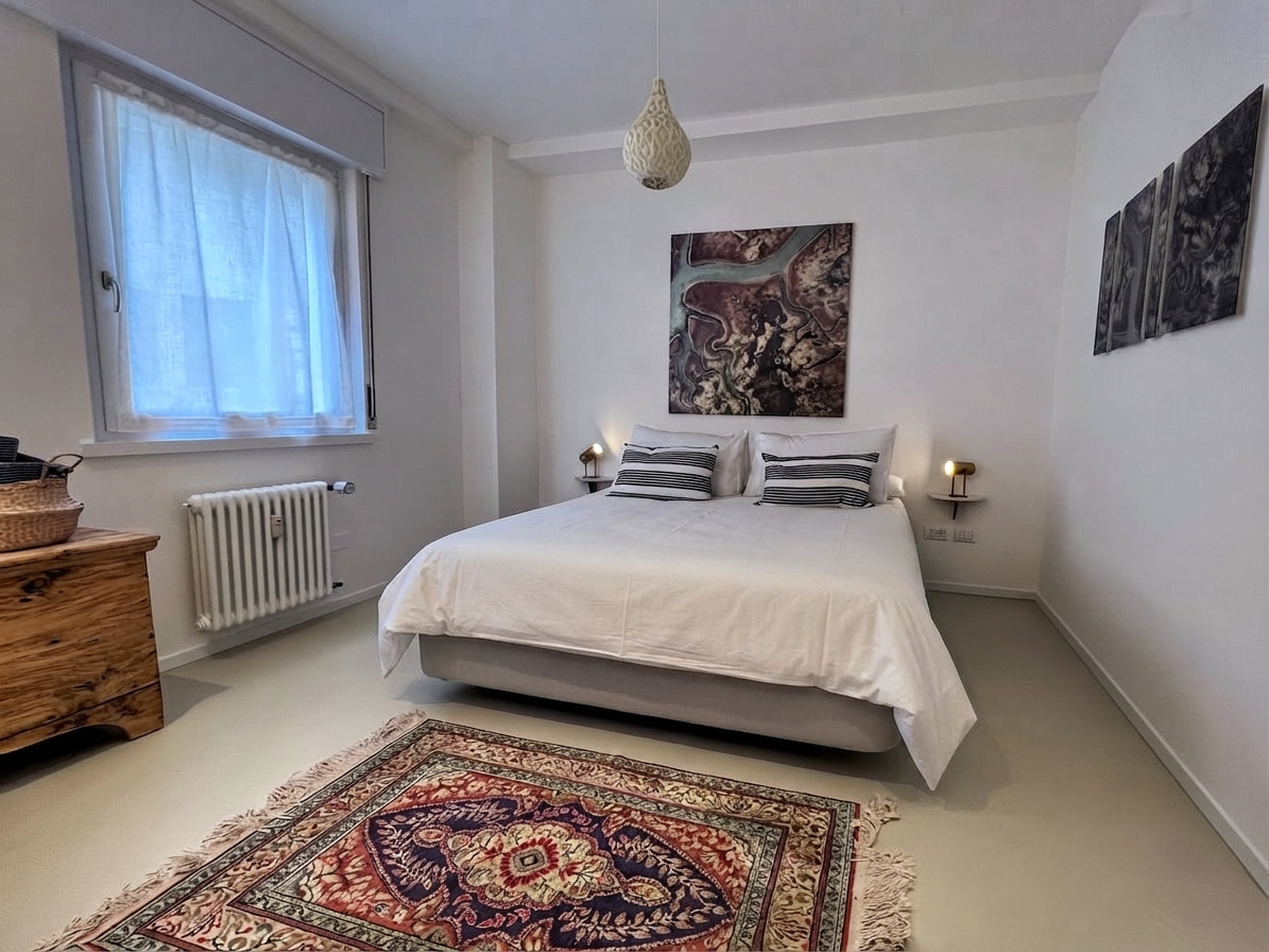 Camera matrimoniale con tappeto persiano e lampadario in stile marocchino